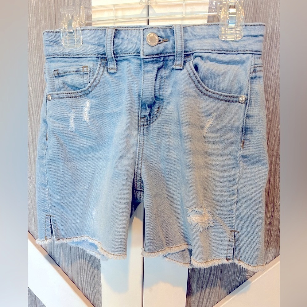 Bag208. Art Class light wash denim distressed Jean shorts M (7/8)